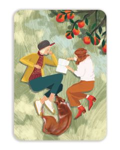 Postikortti Johanna Ilander - Ystävykset puistossa kirjaa lukemassa
