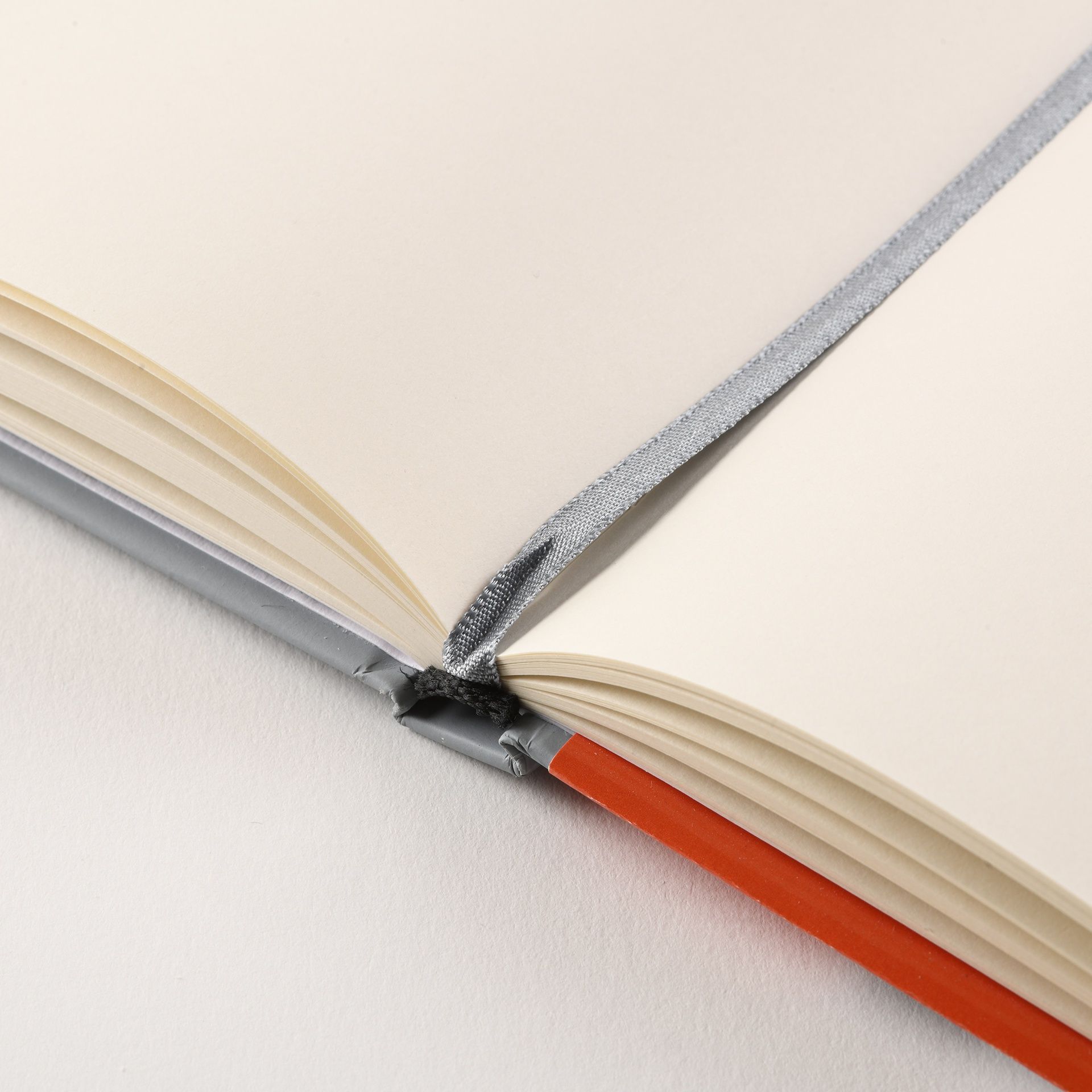 Graduate luonnoskirja 14x21,6cm 90g(184) kova/vhar, kova kansi/vaalean harmaa