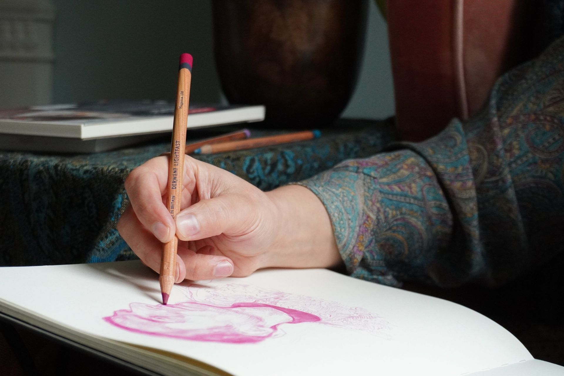 Derwent Lightfast 100 värikynälajitelma, Upea täydellinen koko värivalikoima metallilaatiko